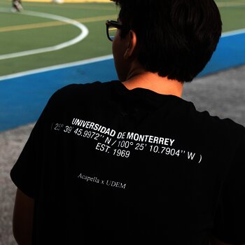 Playera Acapella x UDEM